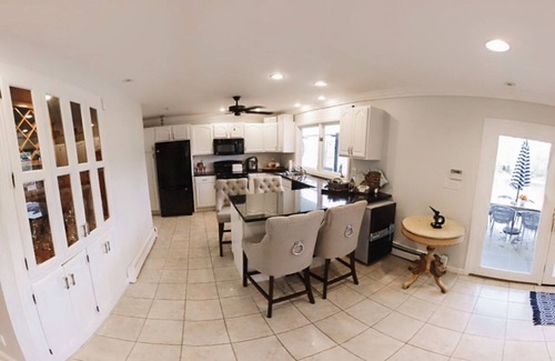 Trumbull House | Lake house cozy to relax with a family. 6 bedroom very spacious house.