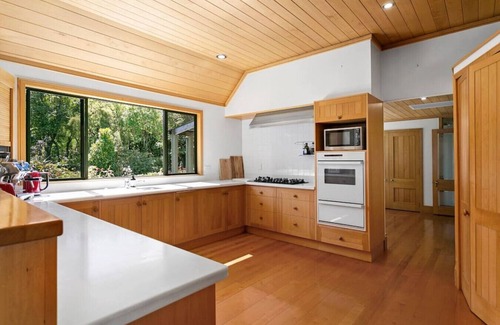 Acacia Bay House | Lake House Escape - private & peaceful luxury living, spacious with incredible lake views