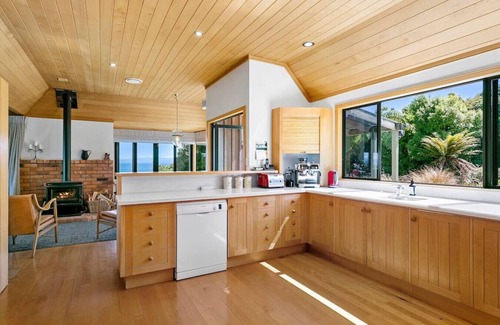Acacia Bay House | Lake House Escape - private & peaceful luxury living, spacious with incredible lake views