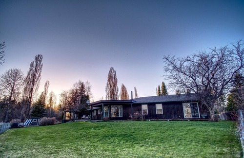 Quesnel House | Lake House Getaway With Private Dock