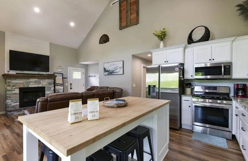 Lampe House | Lake House Retreat - Private Hot Tub!