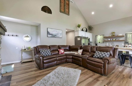 Lampe House | Lake House Retreat - Private Hot Tub!