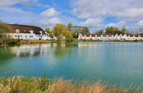 South Cerney Cabin | Lake house - sleeps 7