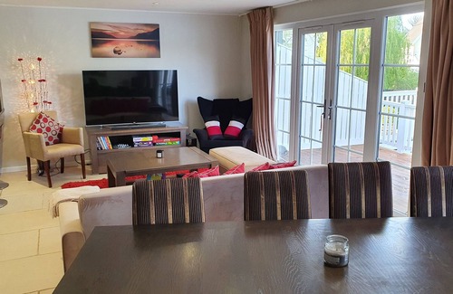 South Cerney Cabin | Lake house - sleeps 7