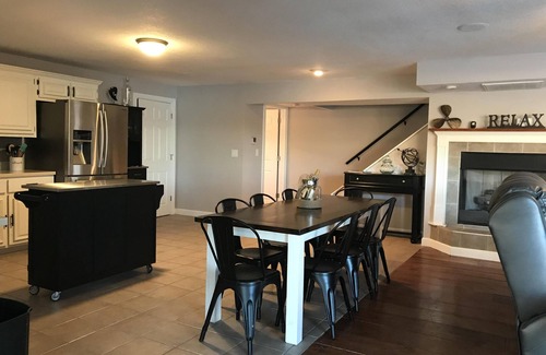 Linn Creek House | Lake House w/Incredible View and Dock – Sleeps 16