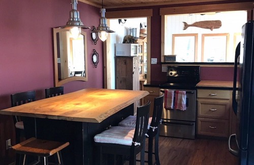 Seguin Cottage | Lake Joseph 3 Bedroom Cottage and Bunkie