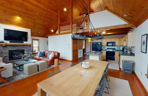 Seneca Cabin | Lake Keowee Cabin: Peaceful and Bright