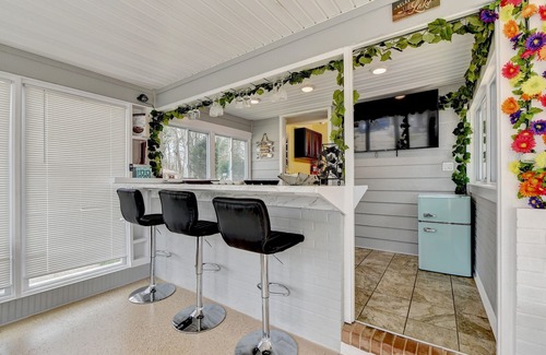 Gainesville House | lake lanier lakefront with private dock, king bed, pet friendly