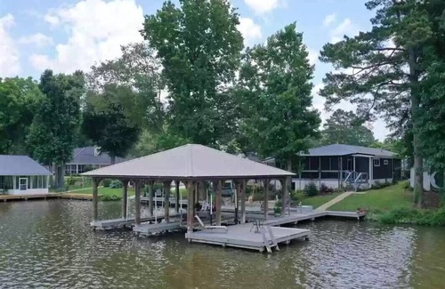 Rainbow City House | Lake Life! 4 BR Waterfront Home on Neely Henry