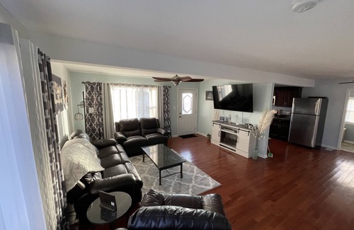 Newville House | LAKE LIFE! AMAZING HOME FOR A GETAWAY! BOOK 3 NIGHTS GET 4TH FREE!