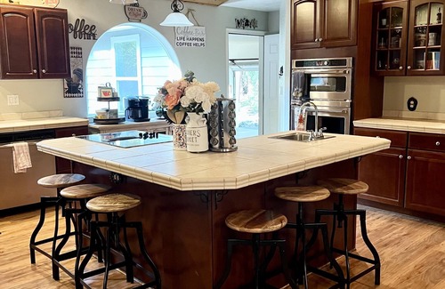 Mount Shasta House | Lake life at it's best - 4Bedroom/2.5Bathroom house