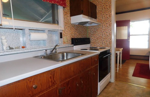 Oxford Cottage | Lake life bliss at this waterfront cottage on the shore of Thompson Lake!