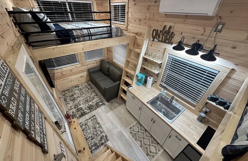 Douglas Cabin | Lake Life Tiny House located on top of the water - Pool - 3 Kayaks - Beautiful!