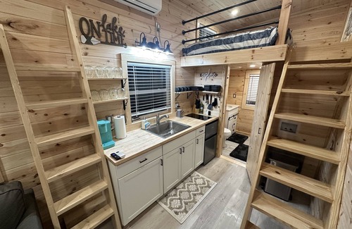 Douglas Cabin | Lake Life Tiny House located on top of the water - Pool - 3 Kayaks - Beautiful!