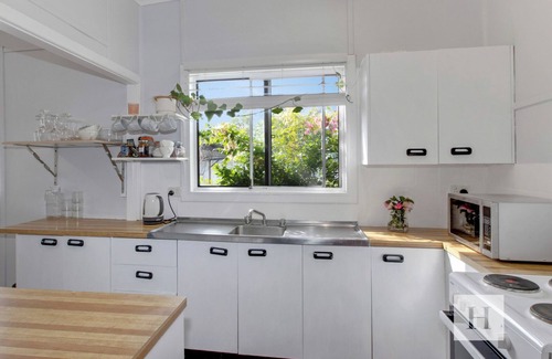 Summerland Point House | Lake Macquarie Escape - Cottage close to lake/shops