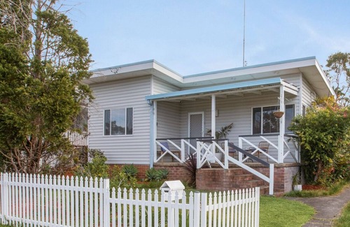 Summerland Point House | Lake Macquarie Escape - Cottage close to lake/shops