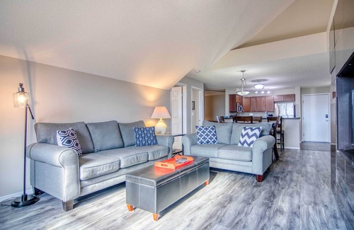 East Kootenay Apartment | Lake & Mountain View Penthouse | Hot Tub | Pool