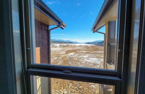 East Kootenay Apartment | Lake & Mountain View Penthouse | Hot Tub | Pool