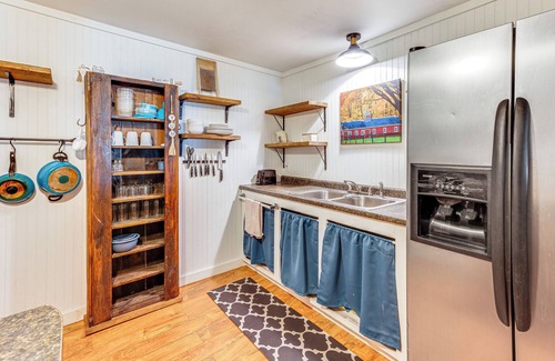 Barton Apartment | Lake & Mtn Views: Vermont Couple's Retreat!