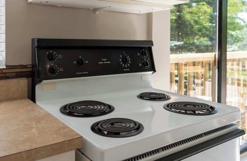 Muskoka Lakes Cottage | Lake Muskoka Deluxe 2-bdrm Cottage - Pier 100 #60