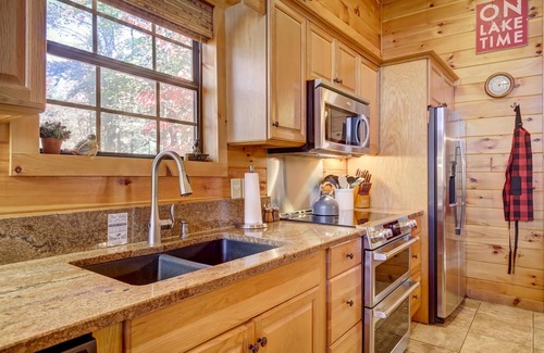 Blairsville Cabin | Lake Nottely Lakefront Log Cabin! *Hot Tub* Dock*Fire Pit*