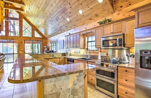 Blairsville Cabin | Lake Nottely Lakefront Log Cabin! *Hot Tub* Dock*Fire Pit*