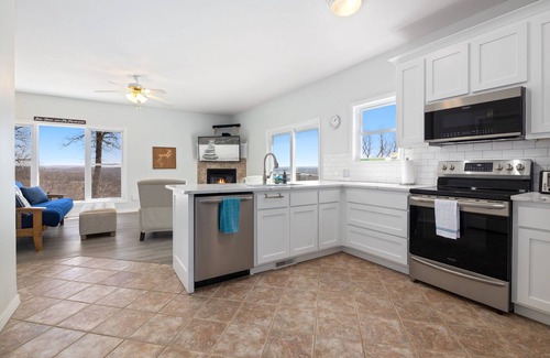 Lost Bridge Village House | Lake Overlook-Gorgeous Beaver Lake Views-Game Room
