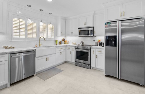 Flint House | Lake Palestine 3.5-Story Waterfront House