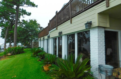 Flint House | Lake Palestine 3.5-Story Waterfront House