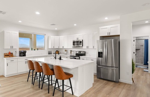 Greenehaven House | Lake Peek + Chic New Retreat + Hot Tubn2 Master Suites+Boat Garage+Game Haven