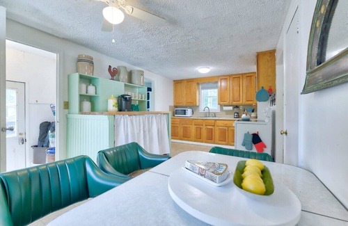 Coventry Lake Cabin | Lake - PetsOK - Wi-Fi - W&D - Fire Pit - Kayaks