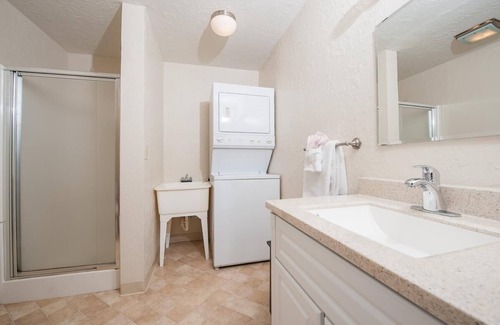 Otis House | Lake Point Hideaway