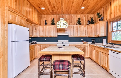 Manitowish Waters Condo | Lake resort villa with water views, screened porch & marina - dog-friendly
