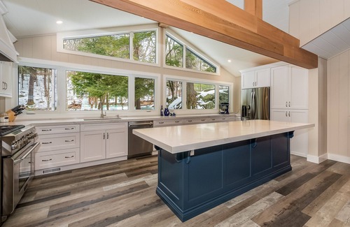 Minett Cottage | Lake Rosseau escape: vibrant fall colours, stunning views and luxury new build.