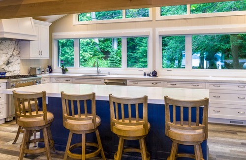 Minett Cottage | Lake Rosseau escape: vibrant fall colours, stunning views and luxury new build.