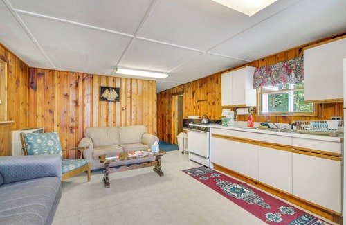 Rumney Cabin | Lake Stinson Cottage w/Sunroom & Shared Dock!