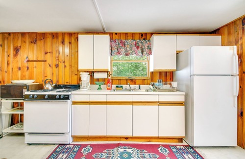 Rumney Cabin | Lake Stinson Cottage w/Sunroom & Shared Dock!