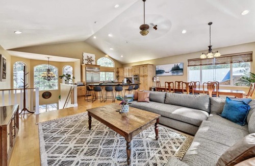 Tahoe Paradise Cabin | Lake Tahoe Ski Base Camp: National Forest Land, Hot Tub, Pool Table, Pet Friendly