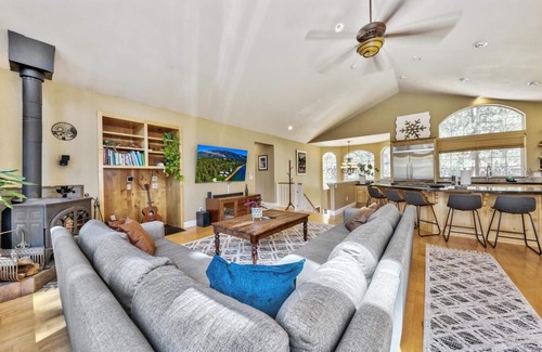 Tahoe Paradise Cabin | Lake Tahoe Ski Base Camp: National Forest Land, Hot Tub, Pool Table, Pet Friendly