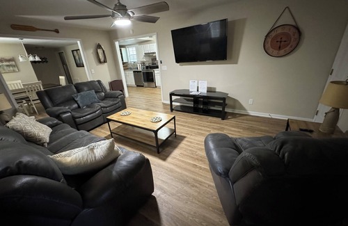 Macon House | Lake Tobo Bungalow-Charming 3-bedroom house in beautiful Macon next to the lake!