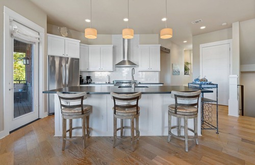Spicewood Villa | Lake Travis Retreat | 5BR | BBQ | Pickleball