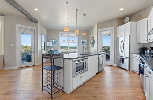 Spicewood Villa | Lake Travis Retreat | 5BR | BBQ | Pickleball