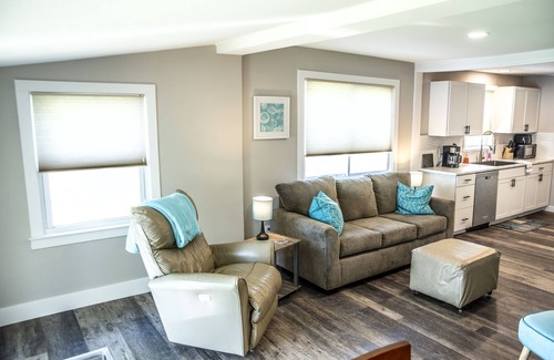 Commerce Township Cottage | Lake front 2-bedroom cozy cottage in Commerce Twp, kayaks, peddle boat, fishing