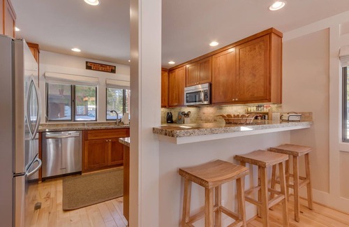 Tahoe Tavern House | Lake View - 10 Minutes to Palisades Tahoe & Walk to Town!