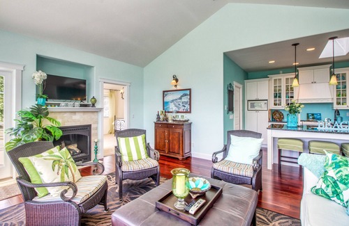 Manson House | Lake view home w/deck, huge lawn, patio & outdoor kitchen - near downtown