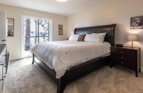 Central Okanagan House | Lake View private MAIN Suite - 2 mins drive to Beach Ave/Downtown