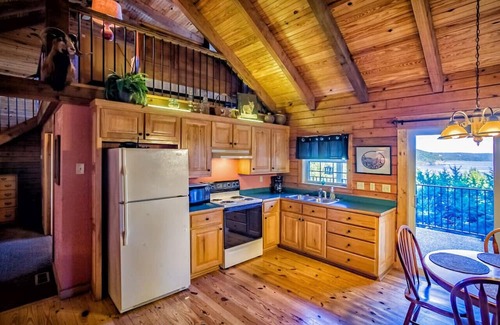 Garfield Cabin | Lake view Rustic Log Cabin