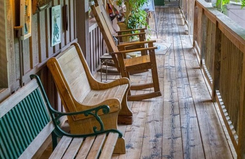 Mount Ida Cottage | Lake view three bedroom, three bath cottage with hot tub overlooking Lake Ouachita. by RedAwning