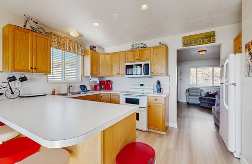 Harbor Village House | Lake View Townhouse with Shared Hot Tub and Pool, WiFi, and Central AC