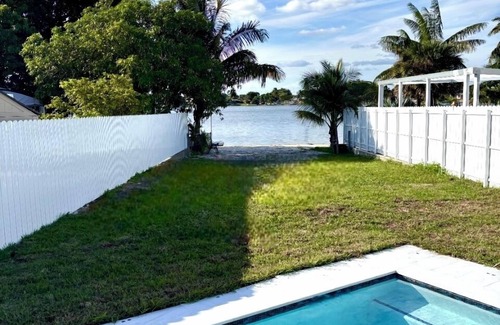 Hialeah House | Lake View Villa